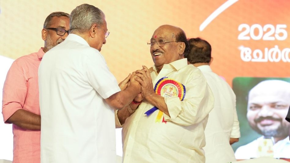 'ഗുരുദേവൻ്റെ ആശയങ്ങൾ വെള്ളാപ്പള്ളി പകർത്തി'; വേദിയിൽ പുകഴ്ത്തി മുഖ്യമന്ത്രി