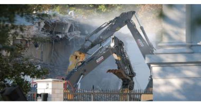 പ്രഥമ വനിതമാര്‍ ഉപയോഗിച്ചിരുന്ന കെട്ടിടത്തിന് പകരം അവശിഷ്ടങ്ങള്‍ മാത്രം; നൃത്തശാലയ്ക്കായി വൈറ്റ് ഹൗസിന്റെ പ്രധാന ഭാഗം പൊളിച്ചു 