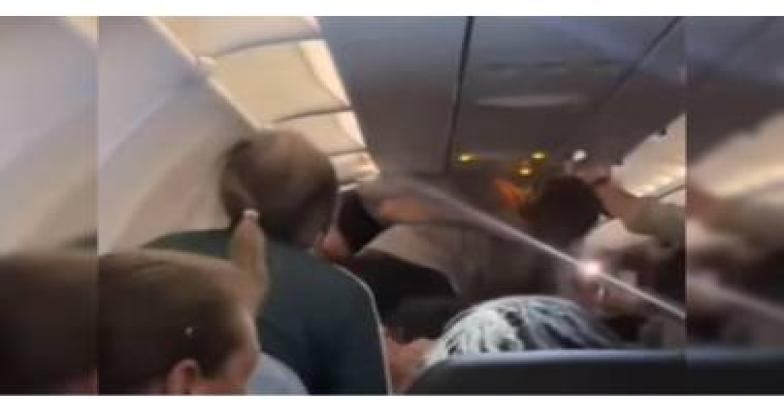 വിമാനയാത്രയ്ക്കിടെ സഹയാത്രികരെ കുത്തിപ്പരിക്കേല്‍പിച്ചു; ഇന്ത്യന്‍ യുവാവ് യുഎസില്‍ അറസ്റ്റില്‍