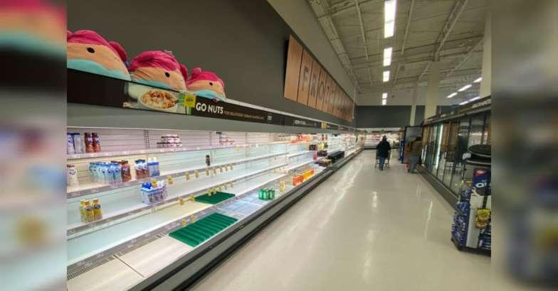 അമേരിക്കയിൽ അതിശക്തമായ മഞ്ഞുവീഴ്ചയും ശീതക്കാറ്റും; ജനജീവിതം സ്തംഭിച്ചു, കടകളിൽ സാധനങ്ങൾ തീരുന്നു, നൂറുകണക്കിന് വിമാനങ്ങൾ റദ്ദാക്കി