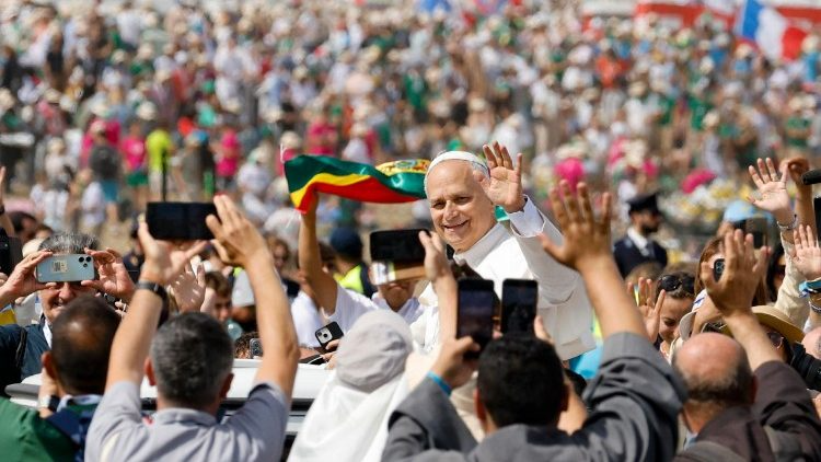 ക്രിസ്തുവിനോട് ചേർന്ന് ക്രൈസ്തവസാക്ഷ്യമേകി ജീവിക്കാൻ യുവജനങ്ങളെ ആഹ്വാനം ചെയ്‌ത്‌ ലിയോ പതിനാലാമൻ പാപ്പാ