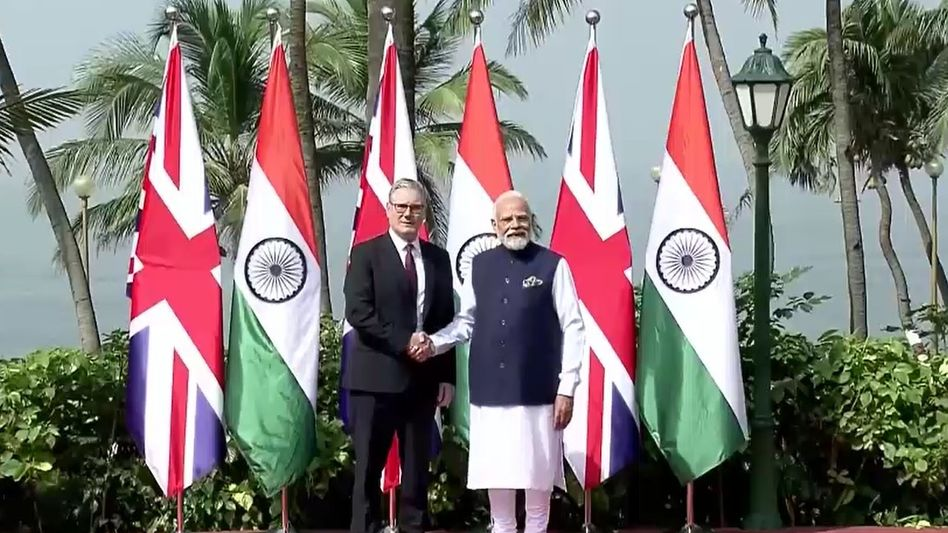 പ്രധാനമന്ത്രി മോദിയും കെയർ സ്റ്റാർമറും കൂടിക്കാഴ്ച നടത്തുന്നു; വ്യാപാര-സാങ്കേതിക കരാറുകളിൽ ചർച്ച