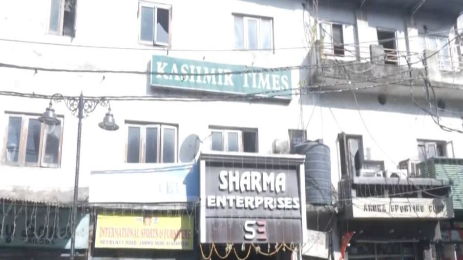 കശ്മീർ ടൈംസ് ഓഫീസിൽ റെയ്ഡ്, റൈഫിളുകളും വെടിയുണ്ടയും കണ്ടെടുത്തു; നടപടിയ്ക്ക് പിന്നാലെ വിമർശനം
