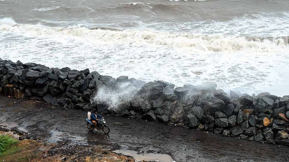 ദിത്വ ചുഴലിക്കാറ്റ് തെക്കൻ തീരത്തോട് അടുക്കുന്നു; കനത്ത മഴ, വ്യോമ- റെയിൽ ഗതാഗതം താറുമാറായി