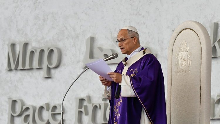 Pope urges Lebanese Christians to seek fraternity and peace