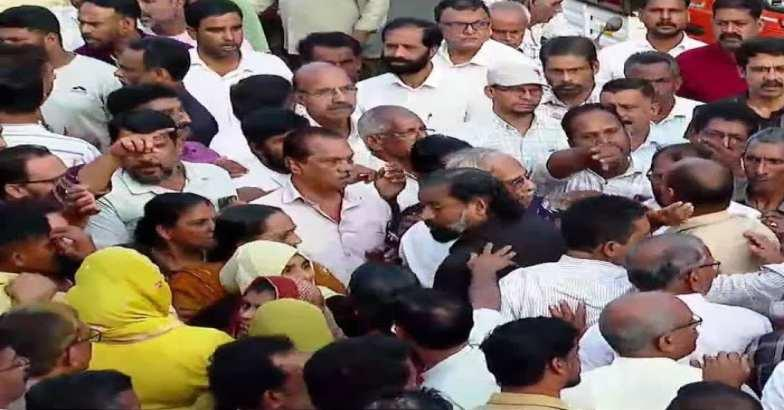 ഒഞ്ചിയത്ത് യുഡിഎഫ്- എൽഡിഎഫ് പ്രവർത്തകർ നേർക്കുനേർ; സംഘർഷം ഒഴിവാക്കാൻ പോലീസ് മനുഷ്യമതിൽ തീർത്തു