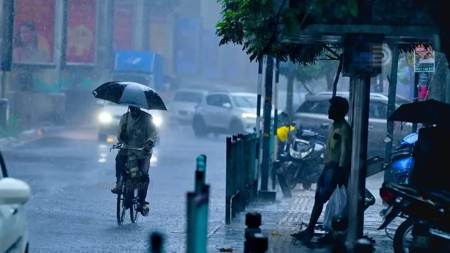 ചക്രവാതച്ചുഴിയ്ക്കൊപ്പം ന്യൂനമർദ്ദ പാത്തി; കേരളത്തിൽ മഴയെത്തും, മുന്നറിയിപ്പുകൾ ഇങ്ങനെ 