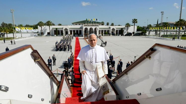 Pope bids farewell to Algeria, takes off for Cameroon
