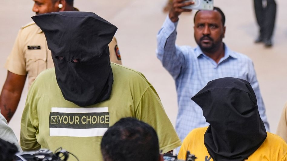 ദേവതകളെ അധിക്ഷേപിച്ചു, ശരീരഭാഗങ്ങളിൽ സ്പർശിച്ചു