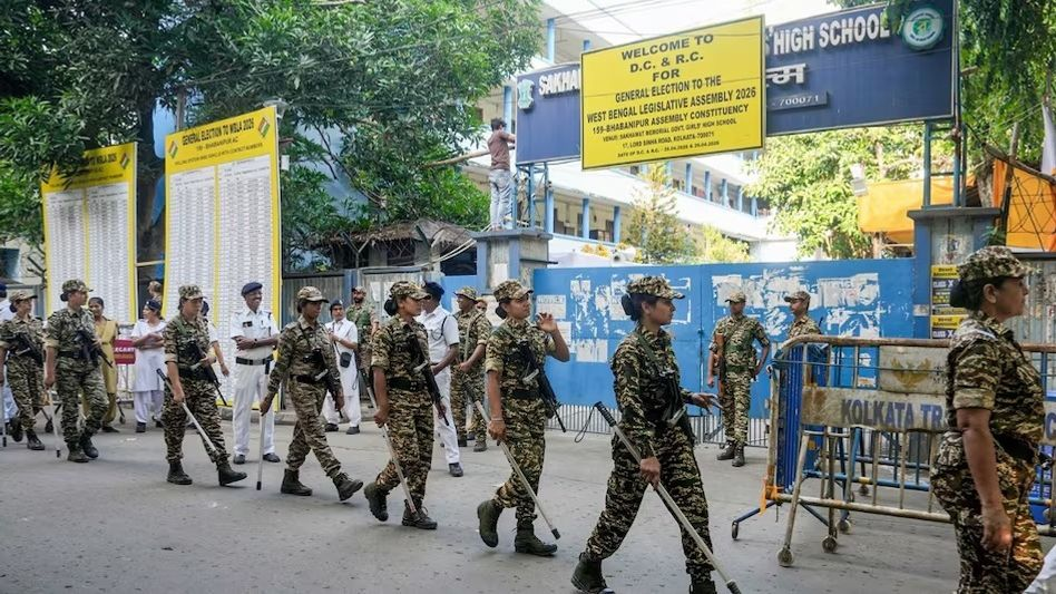 സ്ട്രോങ് റൂമിന് മുന്നിൽ ബിജെപി കാറുകൾ എങ്ങനെ എത്തി