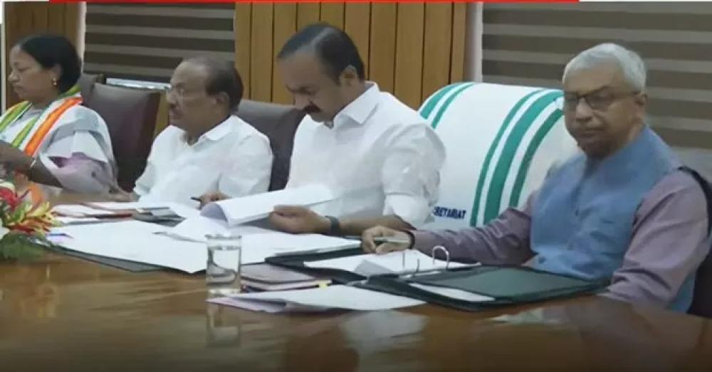 സുപ്രധാന തീരുമാനങ്ങൾ കാത്ത് കേരളം!  വി.ഡി സതീശൻ മന്ത്രിസഭയുടെ ആദ്യ യോഗം പുരോഗമിക്കുന്നു 