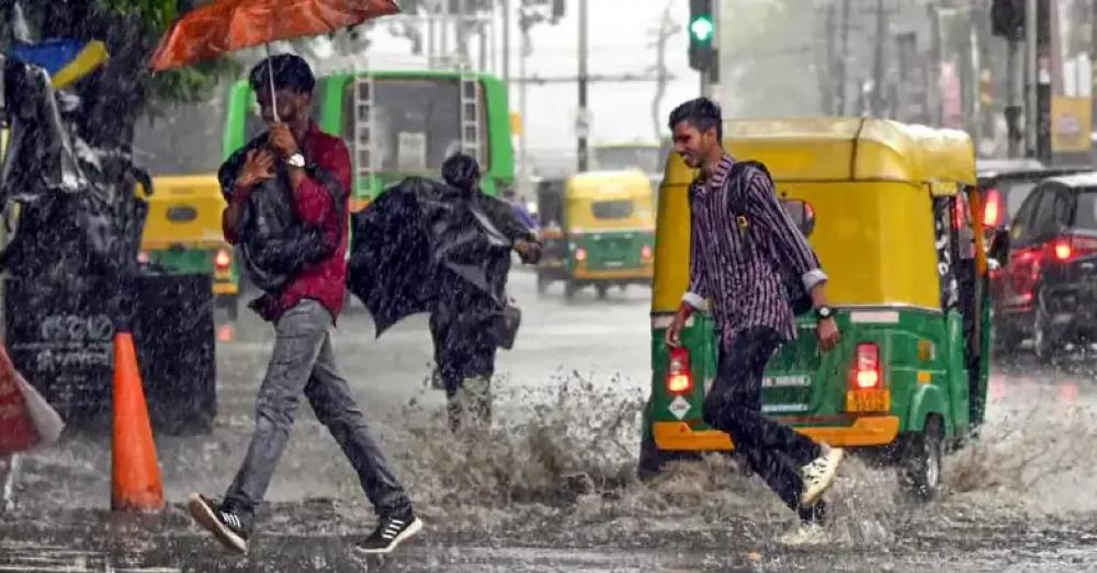 സംസ്ഥാനത്ത് മഴ മുന്നറിയിപ്പിൽ മാറ്റം; എട്ട് ജില്ലകളിൽ യെല്ലോ അലേർട്ട്,  മഴയ്ക്കും ശക്തമായ കാറ്റിനും സാധ്യത