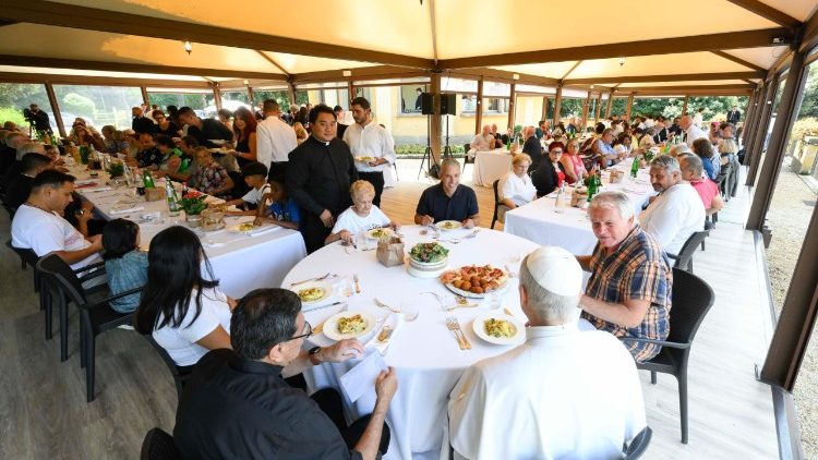 Pope to have lunch with 200 poor people from Rome in Castel Gandolfo