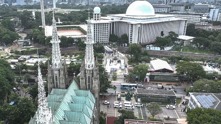 Pope to Asia's Church: Be builders of communion