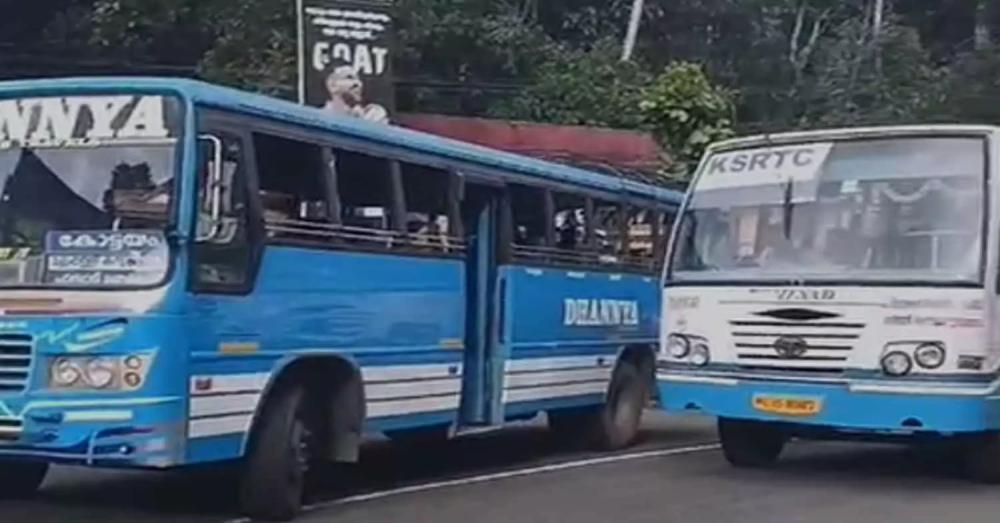 സമയം വൈകി ഓടുന്നുവെന്ന് ആരോപിച്ച് പത്തനംതിട്ടയിൽ പ്രിയദർശിനി ബസ് തടഞ്ഞ് സ്വകാര്യ ബസ് ജീവനക്കാർ