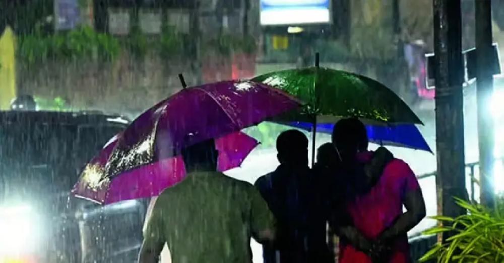 ദുരന്തം വിതച്ച് പെരുമഴ: മരണം 27 ആയി, 10 ജില്ലകളിലെ വിദ്യാഭ്യാസ സ്ഥാപനങ്ങള്‍ക്ക് ഇന്ന് അവധി