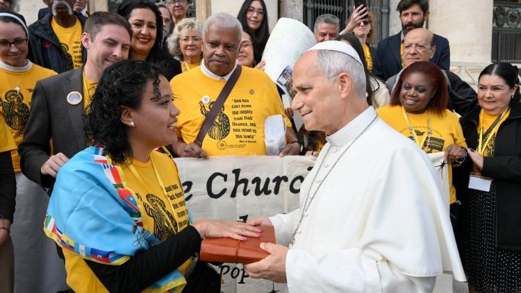 Pope greets activists supporting migrants at Chicago’s ICE detention center
