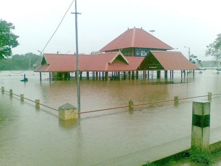 കനത്ത മഴ ; ആലുവ ശിവക്ഷേത്രം മുങ്ങി