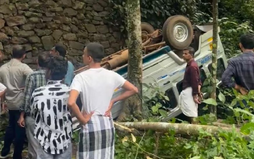 മലപ്പുറത്ത് സ്‌കൂള്‍ വാൻ തലകീഴായി മറിഞ്ഞ് അപകടം